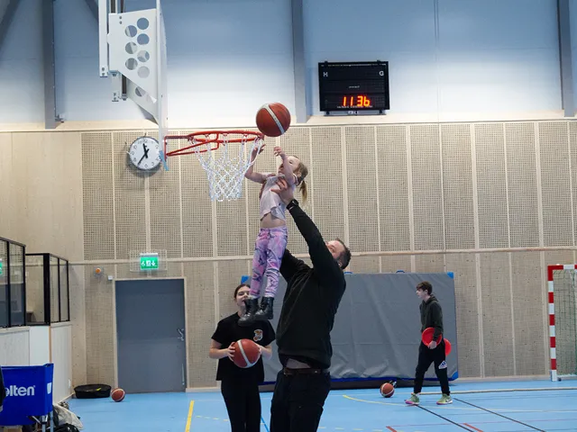 En grupp människor som spelar basket inne i en byggnad